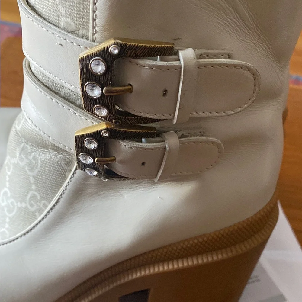 Gucci Women's Cream Ankle Boots with Logo Detail 35.5  is size . Made in Italy - Picture 4 of 13